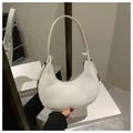 Detalle de bolso hobo blanco mate con hebilla plateada y cierre de cremallera metálica - Blanco