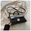 Borsa a mano nera rettangolare con chiusura a scatto dorata e tracolla abbinata - senza ciondolo / Nero