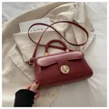 Borsa a tracolla quadrata rosso scuro retrò con chiusura rotonda su sfondo beige - senza ciondolo / Rosso
