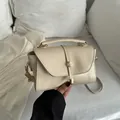 Minimalistische beige Umhängetasche mit runder Vintage-Schnalle und einem Tragegriff - Weiß