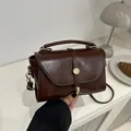 Minimalistische dunkelbraune Umhängetasche mit goldener Schnalle und Tragegriff - Kaffeebraun