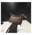 Detail der Schultertasche mit Leopardenmuster, Leder Schleife und Gold Beschlägen - Braun