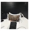 Detail der Leopard-Handtasche mit weißen Lederschleifen und edlen Goldbeschlägen - Weiß