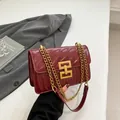 Borsa a tracolla vintage bordeaux con finitura lucida e catena dorata - Rosso