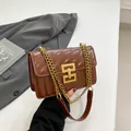 Borsa a tracolla in pelle trapuntata marrone con fibbia dorata e finitura lucida - Marrone