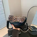 Borsa a sella con stampa leopardata e pelle nera con ampia tracolla in tela a contrasto - Leopardo Nero
