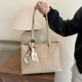 Beige Shopper mit Schlangenhaut-Patchwork und dekorativem Seidentuch am Griff - Khaki