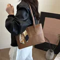 Braune Shopper Tasche aus Leder mit Krokodilprägung und Seidenschal am Schultergurt - Hellbraun