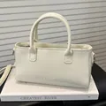 Minimalistische crèmewitte vierkante crossbody tas met modieuze gravure en leerstructuur - Wit