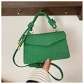 Détail du sac à main carré tressé vert avec poignée en corde nouée et boucle métallique - Vert