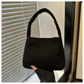Bolso de mano minimalista de pana negra con textura de canalé para mujer moderna - Negro