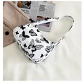 Sac sous le bras blanc en similicuir avec imprimés papillons noirs et bandoulière chic - Imprimé Papillon