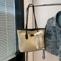 Beige gewebte Stroh-Shopper-Tasche mit schwarzen Henkeln und weißer Spitzenschleife - Schwarz