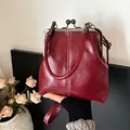 Vintage burgunderrote Handtasche mit Metallrahmenverschluss und verstellbarem Schultergurt - Glänzender PU Stil / Burgunderrot