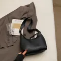 Minimalistische zwarte halve maan schoudertas met verticale stiksels en brede riem - Zwart