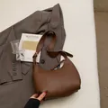 Bruine vintage hobo schoudertas van mat kunstleer met een brede schouderriem - Bruin