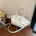 Elegante bolso de mano blanco plisado para mujer con lazo y detalles en metal dorado - Blanco
