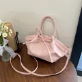 Bolso de mano rosa claro con lazo, textura plisada y correa de hombro ajustable - Rosa