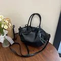 Elegante bolso de mano en cuero PU negro con diseño plisado y detalle de lazo chic - Negro