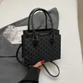 Bolso de mano retro negro con letras doradas y correa de hombro con monograma - Negro