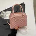 Bolso tote rosa con diseño de monograma M con asas dobles y correa de hombro ajustable - Rosa