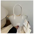 Détail du sac aile beige tressé avec logo FASHION et bordure supérieure ondulée - Blanc