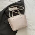 Beige Tragetasche mit Stickerei im Asia-Stil, ideal für elegante Business-Outfits - Rosa