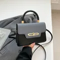 Bolso bandolera bicolor con solapa de tela gris y base de cuero negro con cierre dorado - Negro