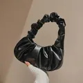 Minimalistische zwarte wolktas met geplooid ontwerp voor een stijlvolle damesuitstraling - Zwart