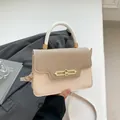 Bolso bandolera beige elegante con solapa tejida caqui y hebilla de metal dorado - Blanco