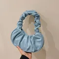 Lichtblauwe kunstleren tas met geplooid handvat en een halve maan ontwerp - Lichtblauw