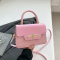 Bolso bandolera rosa con solapa texturizada y cierre metálico dorado elegante - Rosa