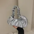 Silberne Handtasche im Cloud-Design mit gerafftem Griff und metallischer Oberfläche - Silber