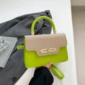 Bolso bandolera verde neón de cuero con detalles de tweed y cadena de metal dorado - Verde