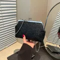 Funkelnde schwarze Pailletten-Abendtasche mit Perlenkette und Metallverschluss - Schwarz