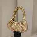 Metallisch champagner-goldene Wolken-Tasche mit stilvollem Falten-Griff aus weichem PU - Gold