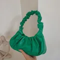 Lebhafte grüne Cloud-Tasche mit gerafftem Design und glänzender Oberfläche für Damen - Grün
