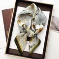 Detailopname van zijden sjaal met rozenprint in een luxe gouden geschenkdoos - Grijsblauwe Roos Vlinder Stijl (18)