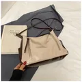 Bolso tote retro de cuero en beige y marrón con detalles de cremalleras metálicas - Con Ornamento / Caqui