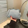 Silberne Pailletten Abendtasche mit Kussverschluss und elegantem Perlenhenkel - Silber