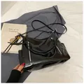 Bolso tote de charol negro brillante con cremalleras dobles y un colgante de tenis - Con Ornamento / Negro