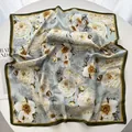 Elegante foulard in seta 70cm con motivi floreali vintage e bordi verdi - Verde