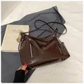 Bolso tote vintage marrón brillante con detalles de doble cremallera y correa ajustable - Con Ornamento / Marrón