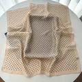 Detailaufnahme von Polka-Dot-Seidentuch mit elegantem Saum und seidig glänzender Textur - Khaki