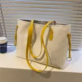 Weiße und gelbe Tote Bag mit Cartoon-Prägung und süßem weißem Plüschball-Schlüsselanhänger - Gelb