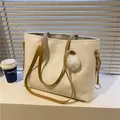 Weiße große Shopper-Tasche mit Cartoon-Prägung und braunen Schultergurten für Damen - Khaki