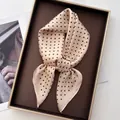 Elegante sciarpa in finta seta champagne a pois neri annodata in un fiocco raffinato - Champagne a Pois Neri (4)