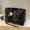 Schwarze Leder-Shopper-Tasche mit geprägten Cartoon-Mustern und weißem Bommel-Anhänger - Schwarz