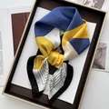 Detalle de pañuelo cuadrado de seda con diseño geométrico de bloques azules y amarillos - Estilo de Contraste Geométrico Azul Real y Amarillo Ganso (6) / 70x70cm