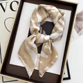 Detalle de pañuelo de seda con estampado de cebra en elegante caja de regalo - Estilo de Patrón de Cebra Abstracto Beige (11)